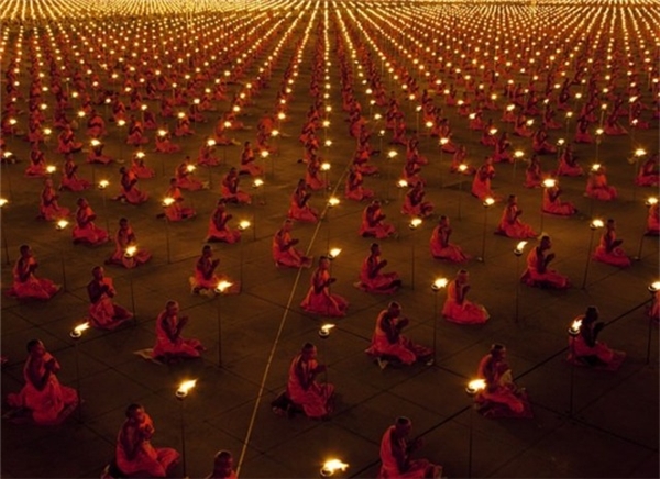 
100.000 nhà sư cầu nguyện cho hòa bình thế giới.