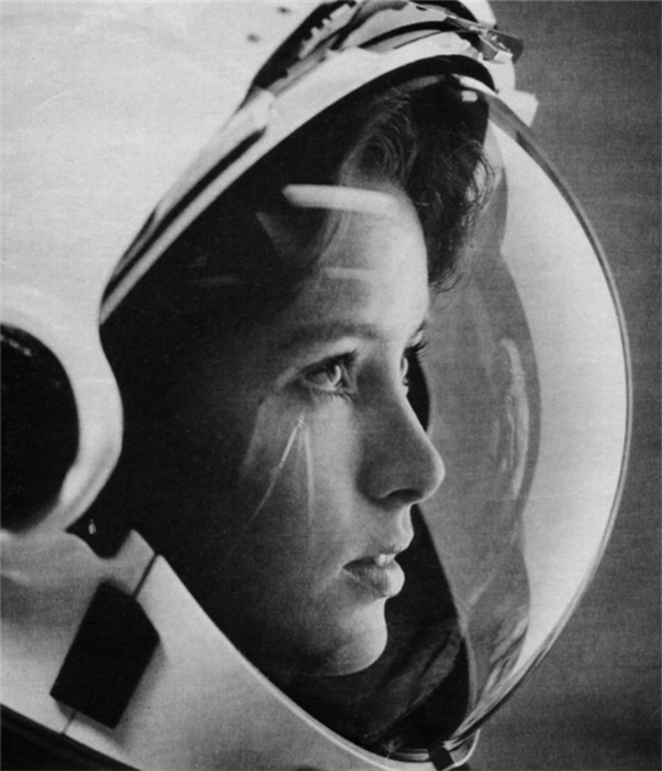 
Phi hành gia Anna Lee Fisher trên trang bìa của tạp chí Life vào năm 1985. Cô trở thành người mẹ đầu tiên trong không gian.