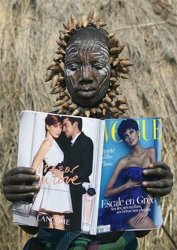 
Một phụ nữ ở bộ lạc Mursi của Ethiopia lần đầu tiên được đọc tạp chí "Vogue".