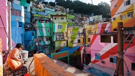 
Rio de Janeiro, Brazil: Chính phủ Brazil đã trang trí lại các khu ổ chuột ở Rio de Janeiro, và nghệ sĩ Haas Hahn đã biến những khu ổ chuột này thành một tấm vải màu khổng lồ. Ngày nay, những đường phố rực rỡ ở thành phố Rio de Janeiro trở thành điểm thu hút khách du lịch với những ngôi nhà đa sắc và tia sáng cầu vồng tỏa ra từ các bức tường. 
