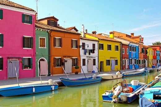 
Burano Island, Italy: Burano là một trong 4 hòn đảo xinh đẹp thuộc thành phố Venice, Italy. Những đường phố, kênh đào ở đây nối liền những ngôi nhà rực rỡ và các bức tường đầy các hình vẽ. Những ngôi nhà ở đây được sơn màu một cách có sắp xếp, chủ sở hữu ngôi nhà muốn được sơn màu nhà đều phải có sự xin phép của chính quyền.