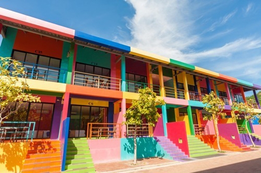 
Pattaya, Thai Lan: Pattaya không chỉ nổi tiếng là nơi có những bãi biển đẹp mà nơi đây còn thu hút khách du lịch bởi những nhà hàng, khách sạn được sơn màu rất bắt mắt.