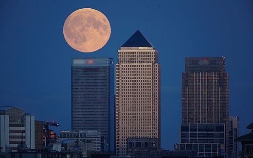 
Những tòa nhà cao tầng và “siêu Trăng máu” ở thủ đô London, Anh. (Ảnh: Telegraph)