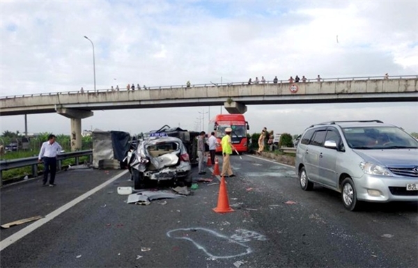 
Vụ tai nạn đầu tiên xảy ra khoảng 3h30 ngày 28/9 tại km 26 cao tốc TP HCM - Trung Lương, đoạn qua huyện Thủ Thừa, tỉnh Long An.