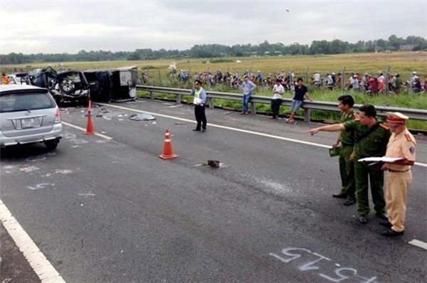 Kinh hoàng 5 ôtô đâm nhau liên hoàn trên đường cao tốc, 1 người chết