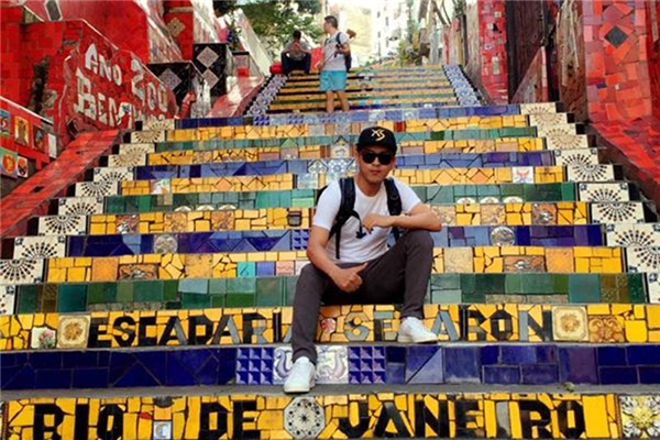 
Hồ Quang Hiếu chụp hình lưu niệm tại khu phố  Rio de Janeiro. - Tin sao Viet - Tin tuc sao Viet - Scandal sao Viet - Tin tuc cua Sao - Tin cua Sao