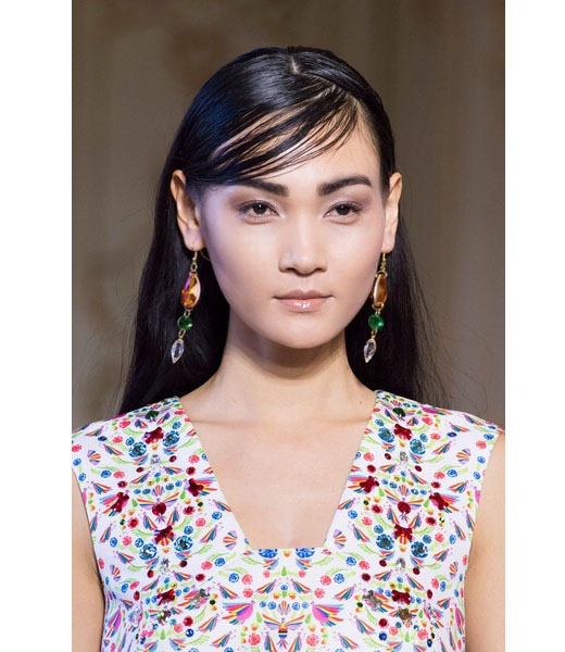 
Gương mặt thuần Á của Thùy Trang trên sàn diễn Milan Xuân - Hè 2016. Trong những năm gần đây, người mẫu châu Á dần tấn công và xuất hiện nhiều hơn tại 4 kinh đô thời trang lớn.