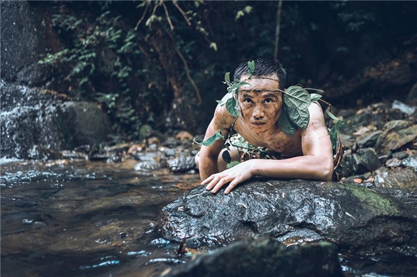 
Chú rể Duy Tuấn đóng vai anh chàng Tarzan rừng xanh. (Ảnh: Internet)