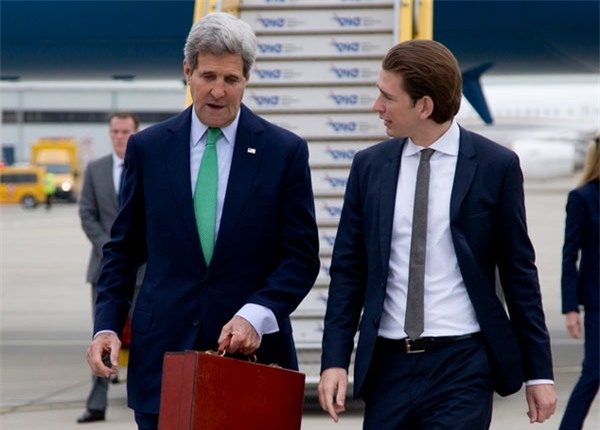 
Ngoại trưởng Áo đón người đồng cấp Mỹ John Kerry ở sân bay quốc tế Vienna hồi tháng 10/2014. Ảnh: AP