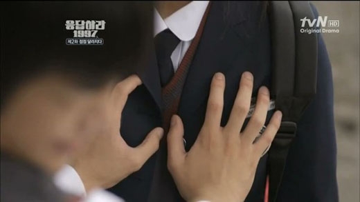 
Trong Reply 1997, vì bị Sung Shi Won (Jung Eun Ji) véo tai và bắt nạt, anh chàng Yoon Yoon Jae (Seo In Guk) đã giơ hai tay lên để tránh né. Không ngờ, anh vô tình đụng trúng ngực của Shi Won.