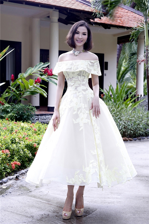 
Đến với buổi trình diễn thử của Hoa hậu Hoàn vũ Việt Nam 2015, Thanh Mai diện chiếc váy xòe trễ vai điệu đà, gợi cảm. Thiết kế được thực hiện trên nền chất liệu ren, lưới xuyên thấu càng tôn lên nét sang trọng, quý phái cho “người đẹp không tuổi”.