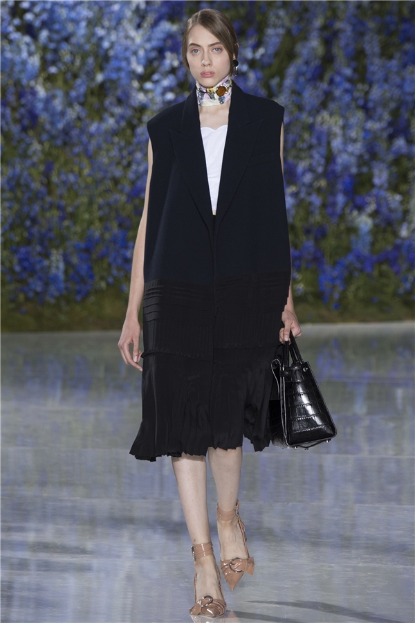 
Dù là những thiết kế dành cho mùa Xuân - Hè nhưng Dior vẫn giới thiệu các mẫu áo khoác dài hoặc măng tô cách điệu.