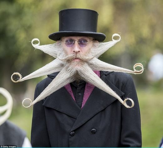 
Còn đây là bộ râu "bạch tuộc tung vòi". (Ảnh: Getty Images)