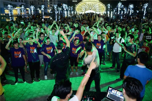 
Hàng trăm bạn trẻ yêu âm nhạc đến tham dự buổi biểu diễn.
