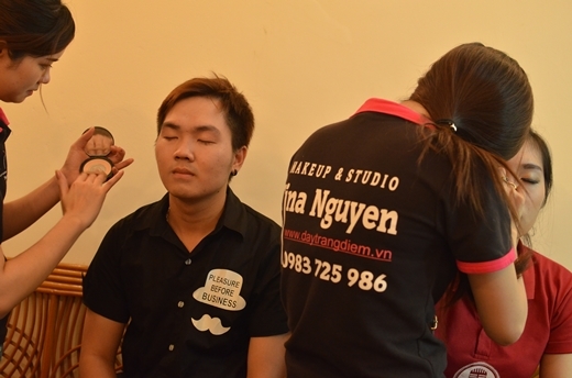 
Các thí sinh đang gấp rút chuẩn bị trước giờ thi với sự hỗ trợ của nhà bảo trợ make up và làm tóc - trung tâm Tina Nguyễn.