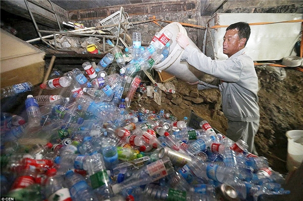 
Họ đã nhặt được 6 tấn rác do hơn 72.000 du khách thải ra trong 2 ngày đầu của kì nghỉ lễ Quốc khánh Trung Quốc – ngày 1 và 2/10. (Nguồn: Daily Mail)