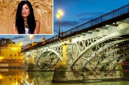 
Sylvia Rajchel, 23 tuổi người Ba Lan đã thiệt mạng khi chụp ảnh trên cây cầu biểu tượng Puente de Triana ở phía nam Tây Ban Nha. Nữ sinh này đã cố gắng bám vào rìa ngoài thành cầu để chụp ảnh nhưng chẳng may bị rơi xuống. Hậu quả là toàn thân cô bị đập vào móng cầu rồi chết sau đó do vết thương quá nặng. (Ảnh: Internet)