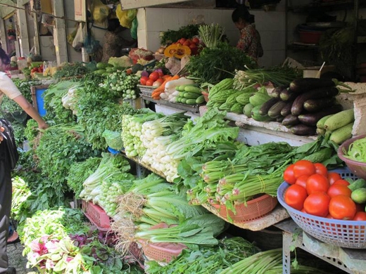 
Tại nhiều chợ đầu mối trên địa bàn Hà Nội, thấy nhiều mẫu rau có tỷ lệ tồn dư thực vật cao, vượt ngưỡng cho phép khoảng 10%. Ảnh: DN