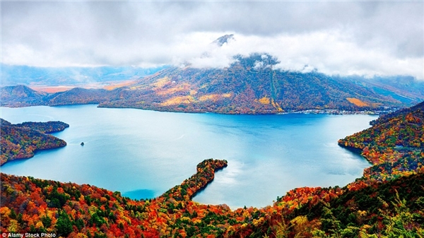 
Khung cảnh thần tiên tại đỉnh Nantai và hồ Chuzenji ở Nikko, Nhật Bản.