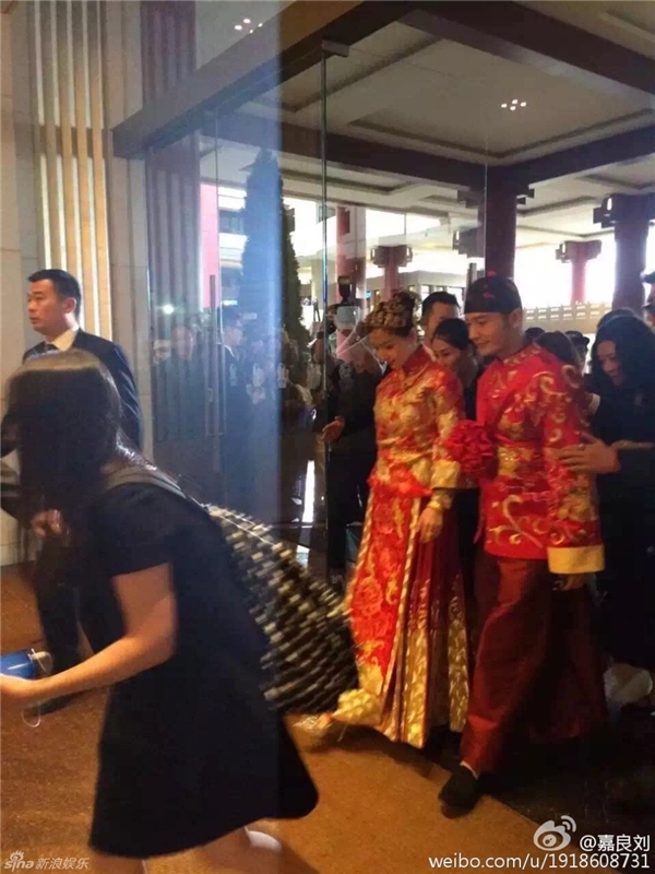 Huỳnh Hiểu Minh và AngelaBaby rạng rỡ trong trang phục cưới truyền thống