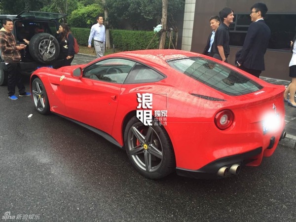 
Một chiếc xe Ferrari màu đỏ xuất hiện trong đoàn đưa dâu.