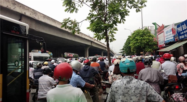 Hà Nội: Kẹt xe kinh hoàng, hàng ngàn người trễ giờ đi làm
