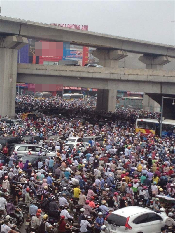 Hà Nội: Kẹt xe kinh hoàng, hàng ngàn người trễ giờ đi làm