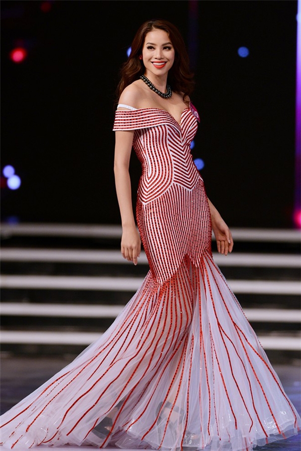 
Trên sân khấu chung kết Hoa hậu Hoàn vũ Việt Nam 2015, Phạm Hương diện chiếc váy đuôi cá kết hợp hai tông màu trắng đỏ của nhà thiết kế Công Trí. Khoảnh khắc cô xuất hiện đã làm cả khán phòng phải ồ lên vì vẻ ngoài quá đỗi lộng lẫy, sang trọng.