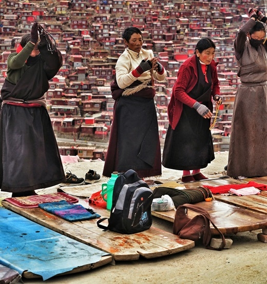 
Những người phụ nữ Tây Tạng đang cầu nguyện. (Ảnh Internet)