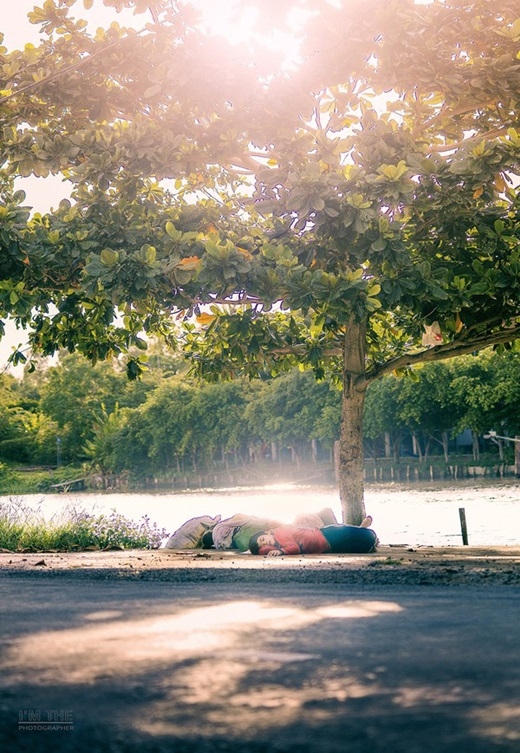 
Bức ảnh "Mẹ ơi, nhà mình đầy nắng" của nhiếp ảnh tự do Nguyễn Khắc Thế.