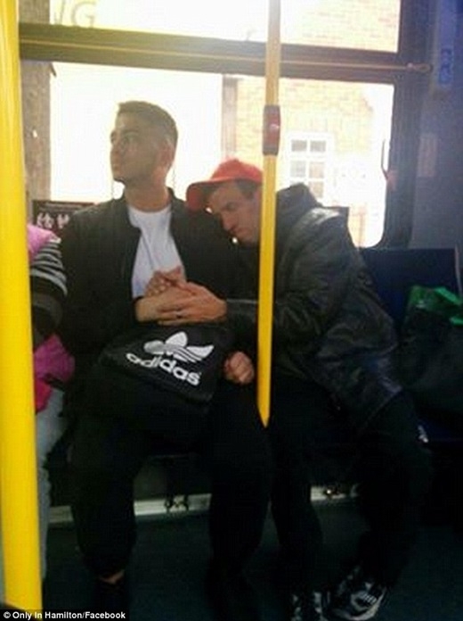 
Bức ảnh về cái nắm tay giữa hai người đàn ông không hề quen biết trên chiếc xe buýt tại Ontario, Canada làm cư dân mạng chợt cảm thấy ấm áp. (Nguồn: Facebook)
