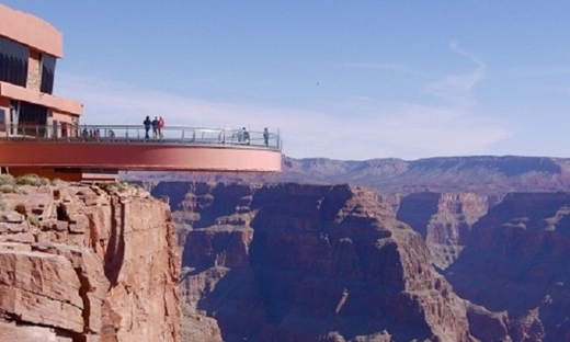 
Lối đi có hình móng ngựa này được xây dựng bằng kính trong suốt và đặt ở độ cao hơn 1.200 m. Đây là một trong những điểm đến nổi tiếng mà bất kỳ du khách nào tới Grand Canyon (Mỹ) cũng muốn đặt chân đến.