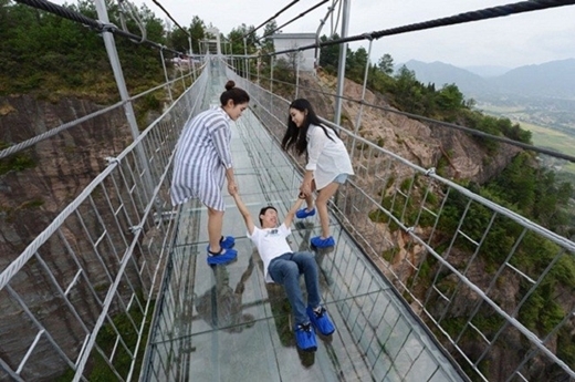 
Đây là cây cầu kính dài nhất thế giới (300 m) ở độ cao 180 m tại công viên địa chất Hồ Nam (Trung Quốc) được các kỹ sư làm việc liên tục 12 tiếng mỗi ngày để thay thế lớp gỗ bằng kính trong suốt. Nơi đây thu hút nhiều bạn trẻ đến tham quan và trải nghiệm đường đi "lên trời" này.