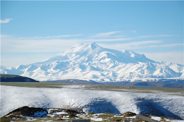 
Elbrus là ngọn núi khổng lồ với hai đỉnh núi hình tròn vươn cao trên bầu trời Kavkaz. (Nguồn: Internet)