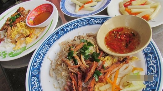 
Không giống như một số quán cơm tấm ở Sài Gòn, thịt nướng ở đây được thái lát dài và mỏng. (Nguồn: Internet)