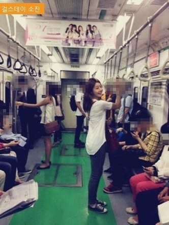 
Sojin (Girl's Day) thích thú khoe ảnh trên tàu điện trong khi mọi người xung quanh bận rộn không nhận ra nữ thần tượng.