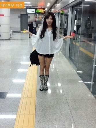 
Cô nàng Jaekyung (Rainbow) cũng chọn trang phục đơn giản, phù hợp khi sử dụng tàu điện ngầm và quan trọng nhất vẫn là không để bị phát hiện.