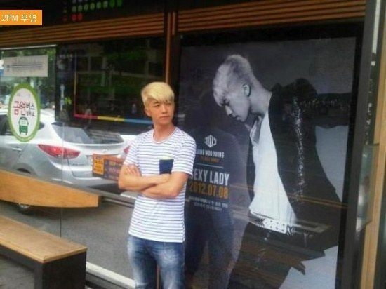 
Tận dụng thời gian đứng chờ xe buýt, Woosung (2PM) không quên tạo dáng bên cạnh hình ảnh của mình.