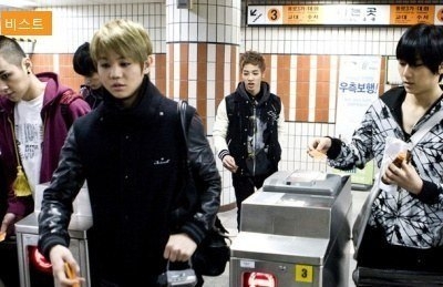 
Beast cũng muốn trải nghiệm tàu điện ngầm như hầu hết những người dân Hàn Quốc từ những ngày đầu ra mắt.
