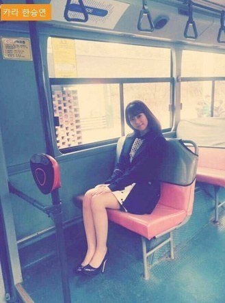 
Han Seungyeon (Kara) trông không khác gì cô nhân viên công sở trên đường đi làm bằng xe buýt.