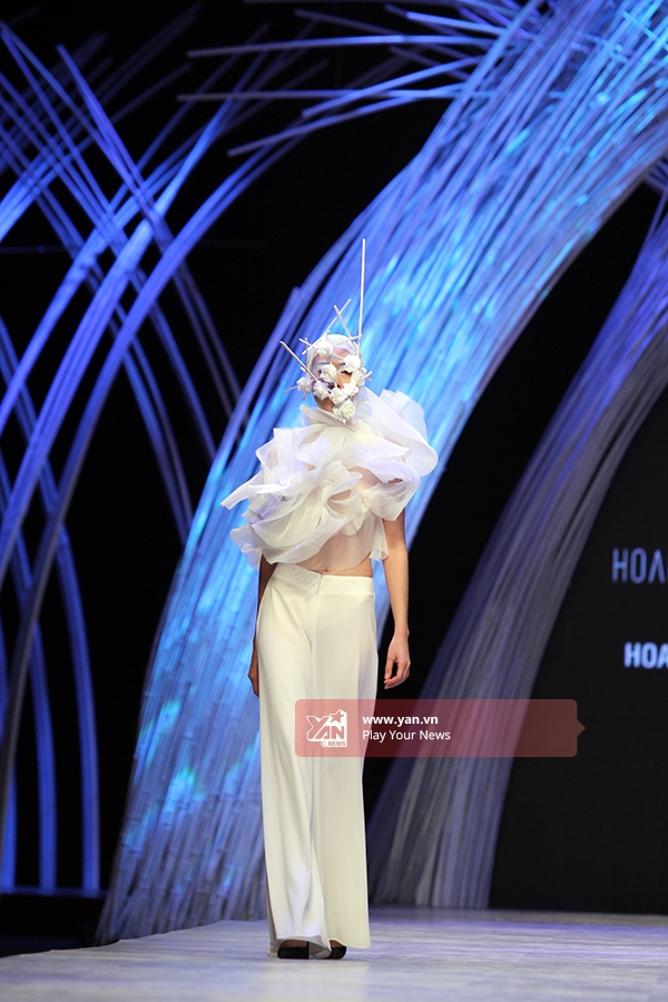 Ấn tượng người mẫu trùm mặt kín trình diễn catwalk