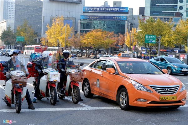
2. Hàn Quốc: Hệ thống taxi tại thủ đô Seoul có ba loại với màu: trắng, đen và cam. Chi phí đi xe phụ thuộc vào quãng đường và thời gian. Đối với taxi bình dân (màu trắng), thông thường giá tiền 2400 won cho 2 km đầu tiên (khoảng 48.000 đồng) cho 2 km đầu tiên và tăng thêm 100 won cho mỗi 100 m tiếp theo. Nếu bạn có yêu cầu đi chậm dưới hơn 15 km/h, phải trả thêm 100 won cho 25 giây. Taxi màu đen là loại cao cấp, chỗ ngồi rộng rãi, chất lượng phục vụ tốt. Giá của loại này là 4.500 won cho 3 km đầu tiên và 200 won cho mỗi 150 m tiếp theo. Nếu bạn muốn đi chậm dưới 15 km/h, phải trả thêm 200 won cho 39 giây. Với những hãng taxi có màu vàng, tài xế có khả năng nói tiếng Anh khá thành thạo. Đi loại taxi này, du khách có thể mặc cả giá tuy nhiên, tài xế có quyền chở thêm người ở dọc đường, chi phí thông thường được tính theo thời gian và khách có thể được thanh toán bằng tiền mặt hoặc thẻ tín dụng quốc tế.