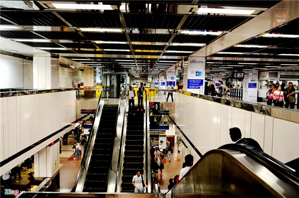 
3. Singapore: Singapore là một nước hiện đại không kém so với Hàn Quốc, Nhật Bản về hạ tầng giao thông cũng như xây dựng. Điều ấn tượng nhất ở đảo quốc sư tử cũng là hệ thống vận tải công cộng với những ga tàu điện ngầm hiện đại, sạch sẽ, rộng mênh mông dưới lòng đất. 