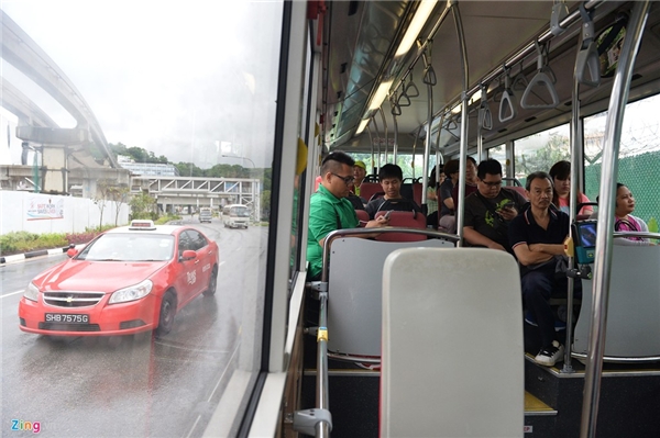 
Ngoài tàu điện ngầm, khi di chuyển ở Singapore, người dân và du khách cũng có thể chọn xe bus hoặc taxi. Cùng một hệ thống thẻ quẹt, chủ thẻ có thể dùng chung giữa tàu điện ngầm MRT và xe bus với chi phí khá rẻ.