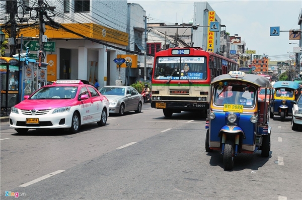 
4. Thái Lan: Điểm nổi bật của giao thông Thái Lan là hệ thống vận tải bằng xe tuk tuk. Mức giá trung bình cho những cung đường gần nhau dao động từ 50 đến 100 baht một người (70.000 đồng), xa hơn từ 150 đến 250 baht một người. Ngoài ra, người dân cũng có thể lựa chọn tàu điện, taxi, xe bus, xe ôm hoặc ôtô cá nhân. Điểm đáng lưu ý ở thủ đô Bangkok và các thành phố lớn khác tại Thái Lan, taxi thường sử dụng nhiên liệu là gas thay cho xăng nên chi phí đi lại khá rẻ.