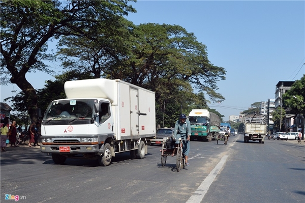 
7. Myanmar: Trên ảnh là đường phố tại thủ đô Yangon. Đất nước này có hệ thống giao thông khác nhiều so với nhiều quốc gia khác trên thế giới. Ôtô sử dụng cả tay lái thuận lẫn nghịch cùng lưu hành. Trên các làn đường, xe thô sơ đi ở giữa, ôtô đi hai bên. Xe máy được sử dụng khá nhiều nhưng tuyệt đối bị cấm lưu thông ở trung tâm thành phố.