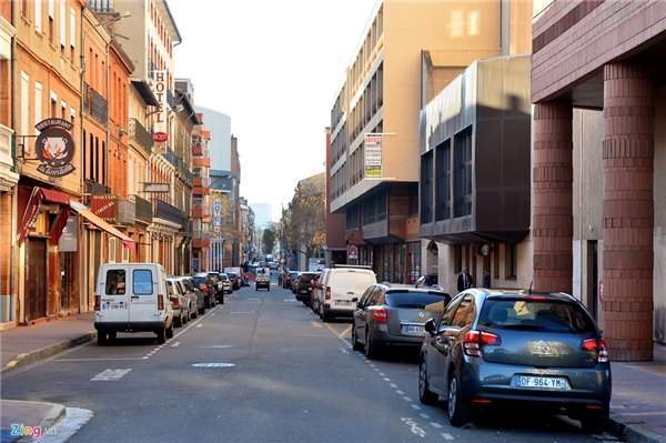 
9. Pháp: Về quy hoạch giao thông ở châu Âu, không có điểm nào để phê phán về hạ tầng lẫn ý thức con người nơi đây. Tại thành phố Toulouse, miền Nam nước Pháp cũng như thủ đô Paris, ôtô cá nhân được sử dụng nhiều nhưng không bị thiếu bãi đỗ. Hai bên vỉa hè dọc các con phố dù to hay nhỏ thường được tận dụng làm nơi đậu xe hơi. 