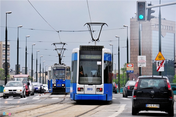 
Các thành phố như Warsaw, Krakow (Ba Lan), tàu điện vẫn hoạt động leng keng giữa hai làn xe hơi. Quốc gia Đông Âu này có hệ thống xe lửa, xe bus toàn diện, xe điện bánh hơi, xe điện ngầm có mặt ở nhiều thành phố, thị trấn. Giá vé và dịch vụ khá tốt, có thể đi lại xung quanh tiện lợi. 