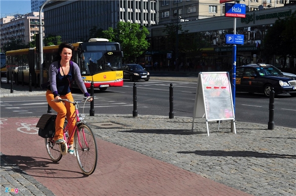 
Người đi xe đạp ở Ba Lan sẽ di chuyển trên vỉa hè thay vì lòng đường như ở nhiều quốc gia khác. Chuyện tắc đường cũng vẫn luôn xảy ra ở các cửa ngõ thành phố vào mỗi khung giờ tan tầm.
