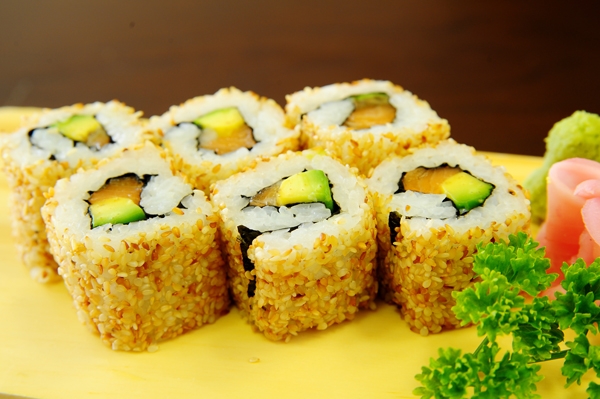 
Sushi cuộn bơ cực kì bắt mắt, nhìn là muốn ăn. (Nguồn: Internet)